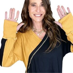 SUGARFOX LONG SLEEVE V-NECK TWO-TONE TOP IN MUSTARD AND BLACK WITH THUMBHOLES